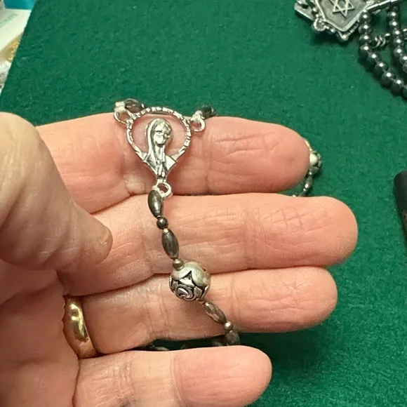 Stunning Silver Plated Rosary With Hematite - Picture 5 of 6